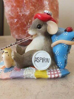 Charming Tails "Friendship Is The Best Medicine" Mouse Figurine 89/128